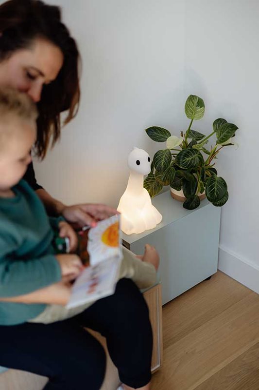 Nova First Light Wit kinderlamp Van Mr Maria - Nova is een unieke combinatie van stijl en veiligheid en maakt deel uit van de dinosaurussencollectie van meneer Maria, waartoe ook de Tyrannosaurus Rex en Triceratops behoren.