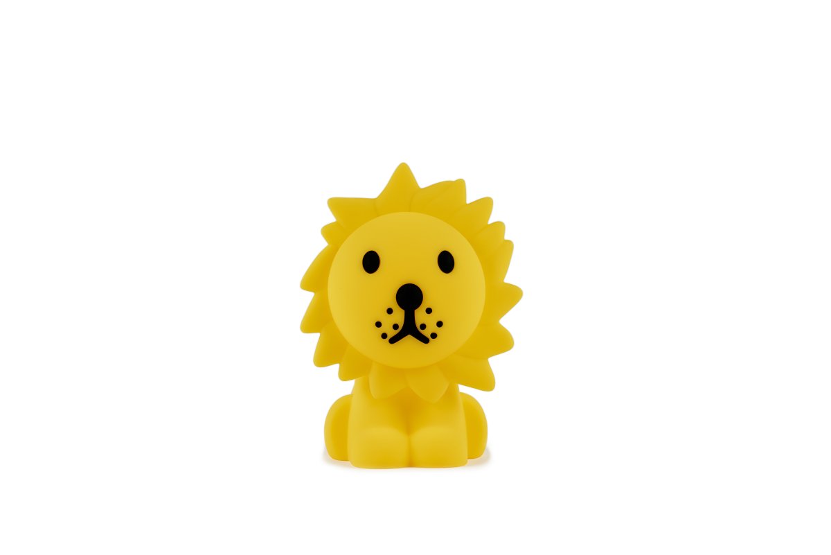 Lion First Light Geel kinderlamp Van Mr Maria - De Lion nachtlamp is overdag een leuk speelkameraadje en met een batterijduur van maar liefst 120 uur is de Lion lamp 's nachts veilig gezelschap.