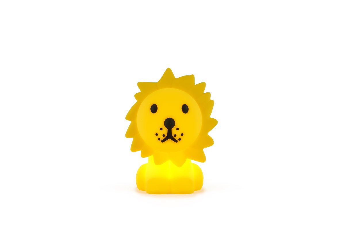 Lion First Light Geel kinderlamp Van Mr Maria - De Lion nachtlamp is overdag een leuk speelkameraadje en met een batterijduur van maar liefst 120 uur is de Lion lamp 's nachts veilig gezelschap.