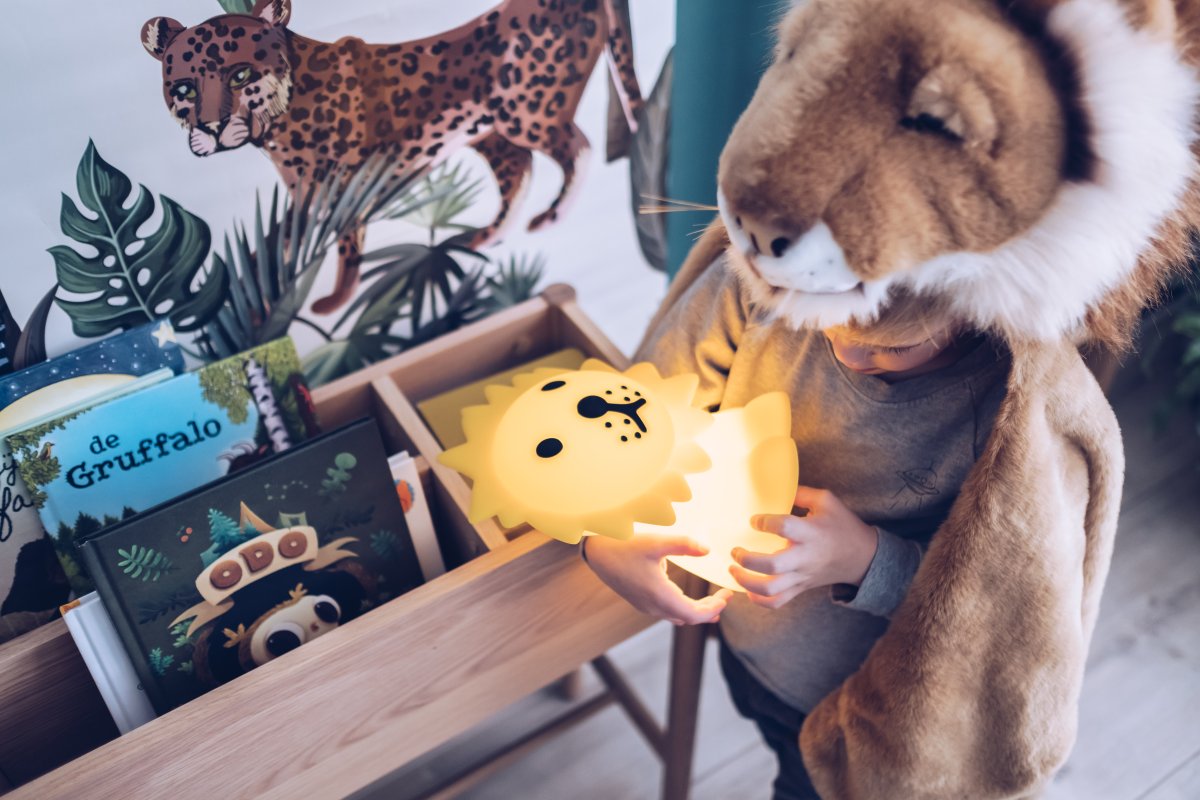 Lion First Light Geel kinderlamp Van Mr Maria - De Lion nachtlamp is overdag een leuk speelkameraadje en met een batterijduur van maar liefst 120 uur is de Lion lamp 's nachts veilig gezelschap.
