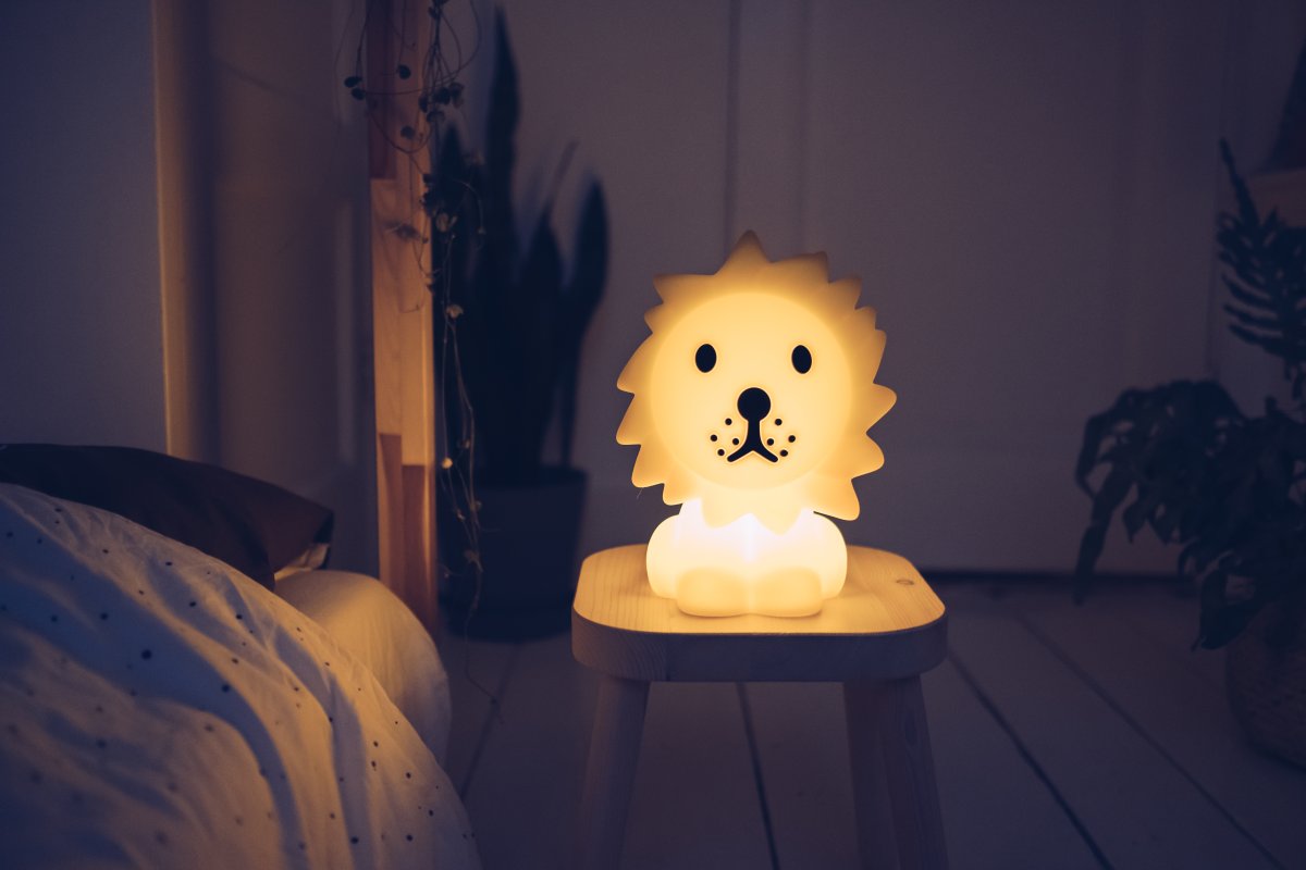 Lion First Light Geel kinderlamp Van Mr Maria - De Lion nachtlamp is overdag een leuk speelkameraadje en met een batterijduur van maar liefst 120 uur is de Lion lamp 's nachts veilig gezelschap.