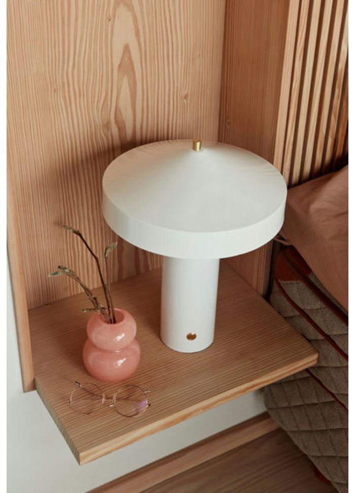 Hatto 40cm Wit tafellamp Van OYOY - De lamp maakt deel uit van de populaire Hatto-serie en is verkrijgbaar in diverse moderne kleuren.