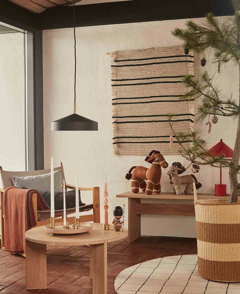 Hatto Ø30 Zwart hanglamp Van OYOY - De Hatto hanglamp in het zwart heeft een stijlvol design met een matte afwerking, elegante messing details en een textielsnoer.