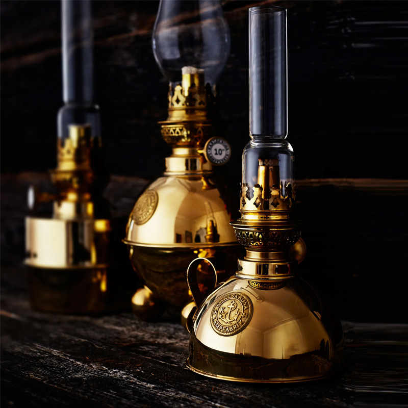 Nattlampa Messing Van Karlskrona lampfabrik - Een klassieke kleine zaklamp, oorspronkelijk bedoeld om klaar te zetten op het nachtkastje voor iedereen die &#39;s nachts op moest.