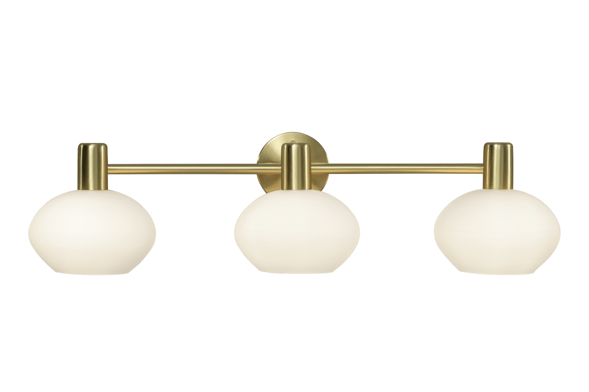 Elba 63cm Mat Messing badkamerlamp Van Aneta Lighting - Deze wandlamp is gemaakt van metaal in mat messing en heeft een elegant design met drie prachtig gevormde, opaalwitte glazen kappen die een zacht en aangenaam licht creëren.