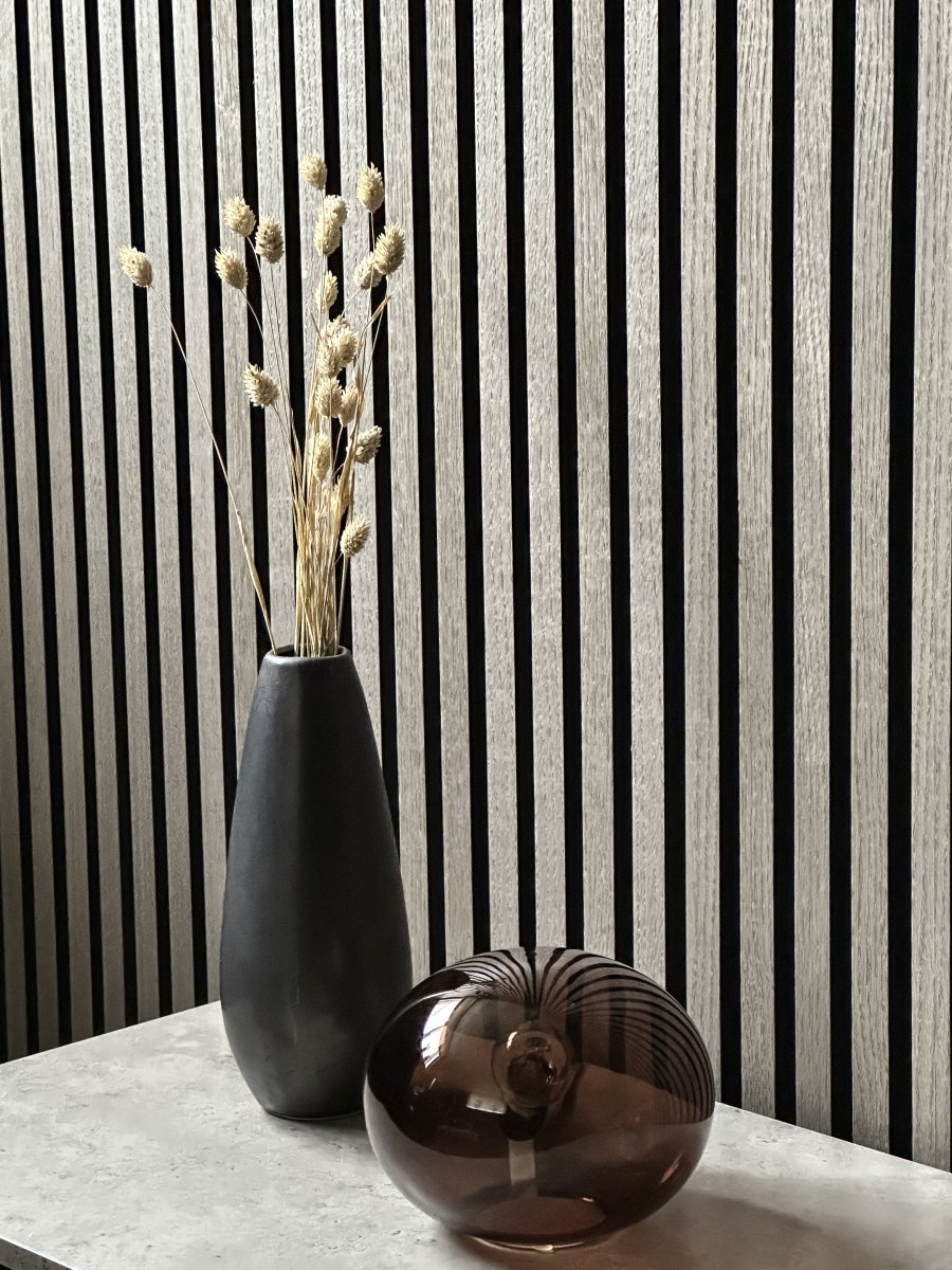 Globus 14cm Bruin tafellamp Van Aneta Lighting - Globus tafellamp van bruin glas met een lichtbron in de glazen bol die zorgt voor een decoratief en comfortabel licht.