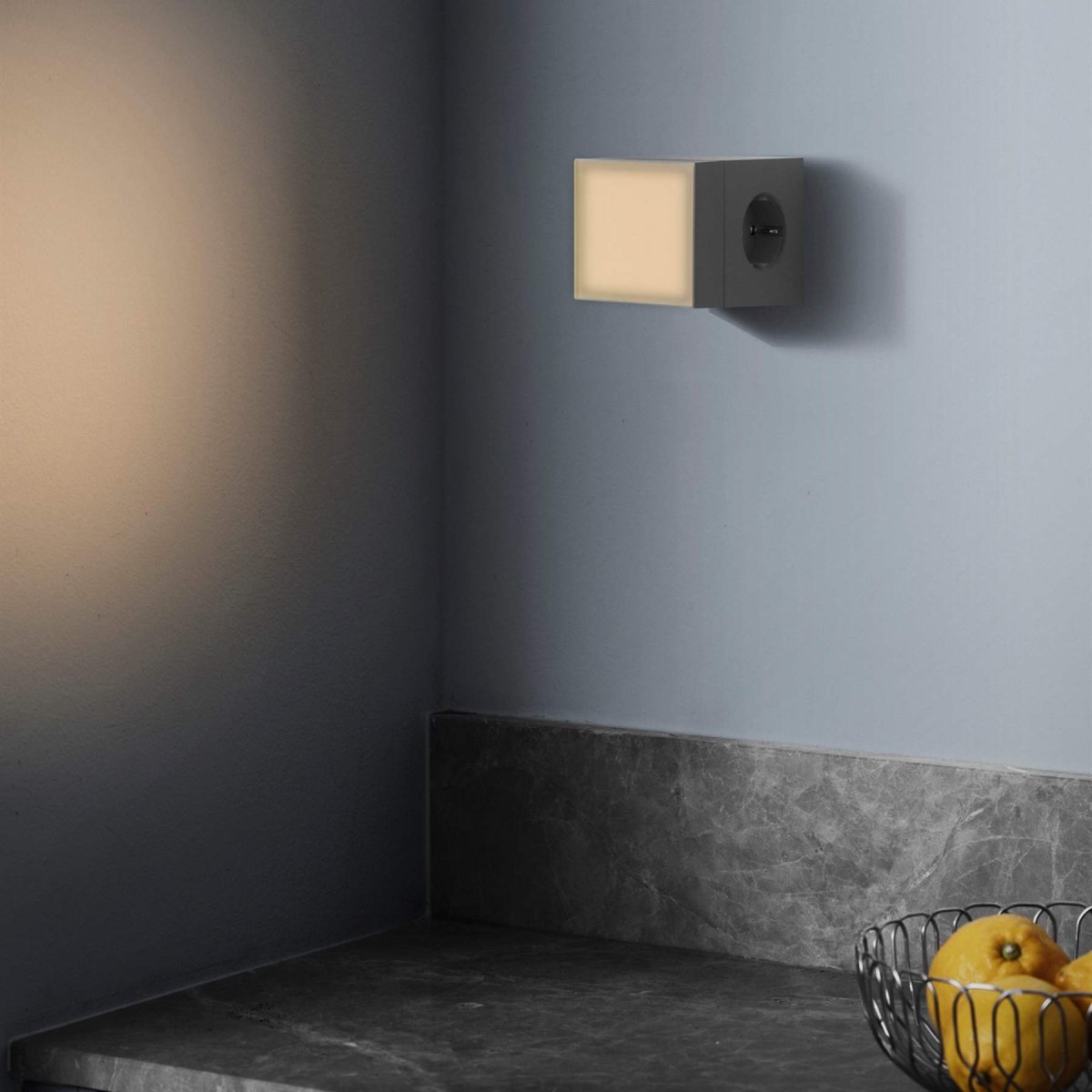 LAMP 1 - EU Grijs Van Avolt - Deze handige kleine lamp kan direct in het stopcontact (230V) worden gestoken en is perfect als nachtlampje of sfeerverlichting in de hal, slaapkamer of andere ruimtes waar u een zacht licht wilt.
