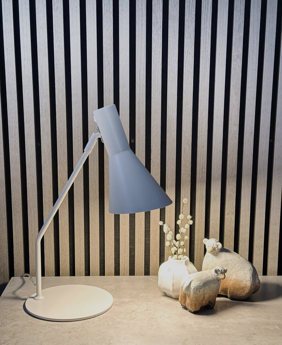 Ceres 46cm Beige bureaulamp Van Aneta Lighting - De CERES tafellamp heeft een stijlvol en tijdloos design met rechte en strakke vormen.