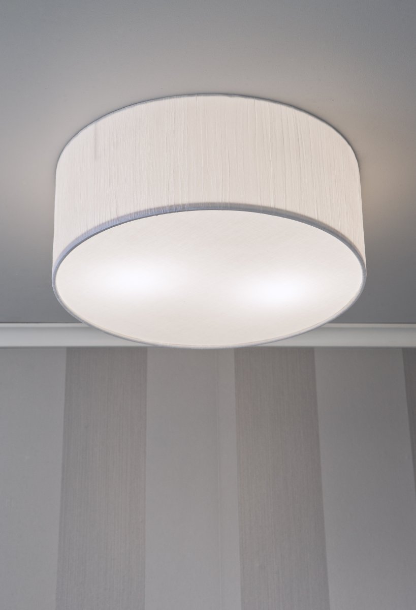 Bendir Ø38 Wit geplooid plafondlamp Van Aneta Lighting - Met zijn zacht gestructureerde lampenkap in het wit verspreidt hij een gelijkmatig en aangenaam licht, wat een rustige sfeer in de kamer creëert.