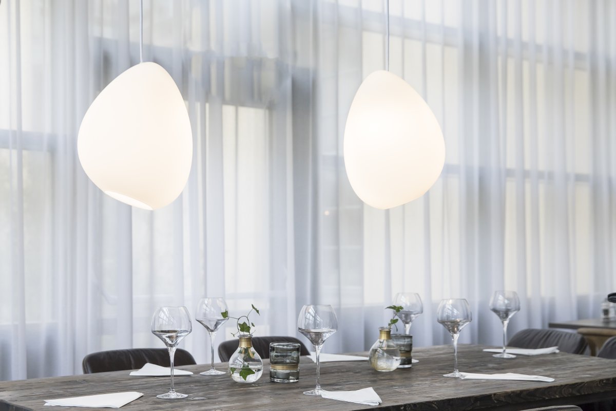 Ocean Ø32 Wit hanglamp Van Belid - De witte glazen kap zorgt voor een mooie lichtverdeling en een warme sfeer in de kamer.