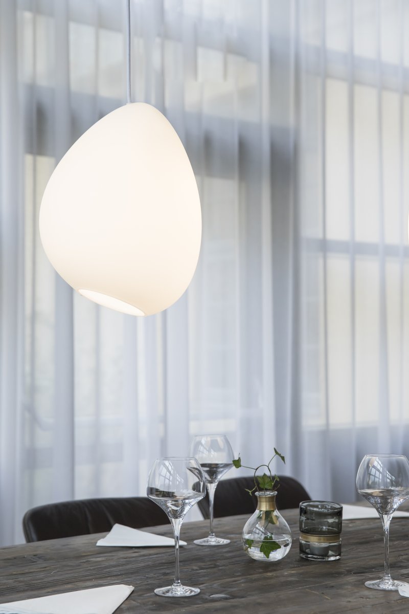 Ocean Ø32 Wit hanglamp Van Belid - De witte glazen kap zorgt voor een mooie lichtverdeling en een warme sfeer in de kamer.