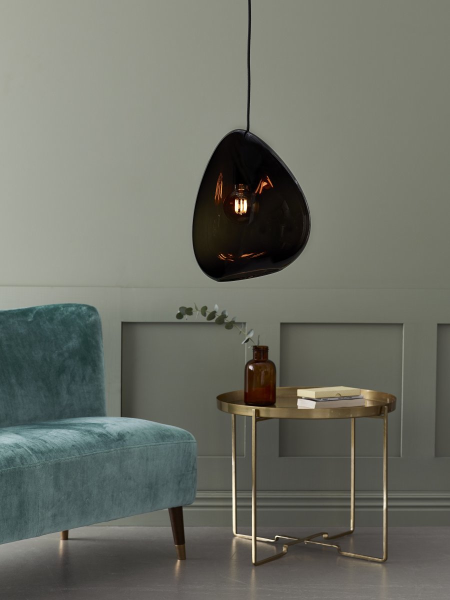 Ocean 32cm Rookkleurig hanglamp Van Belid - De organisch gevormde hanglamp heeft een opvallende en levendige uitstraling en voegt persoonlijkheid toe aan de kamer.