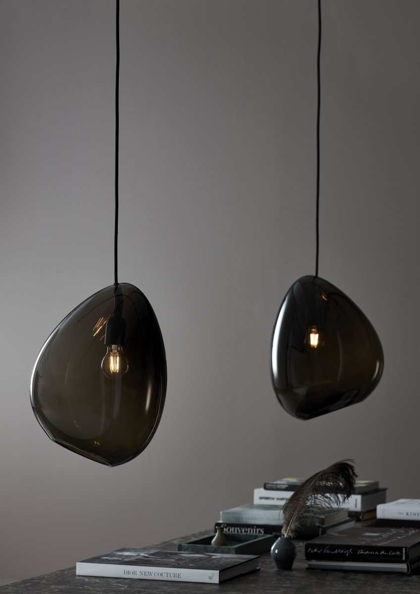 Ocean 32cm Rookkleurig hanglamp Van Belid - De organisch gevormde hanglamp heeft een opvallende en levendige uitstraling en voegt persoonlijkheid toe aan de kamer.
