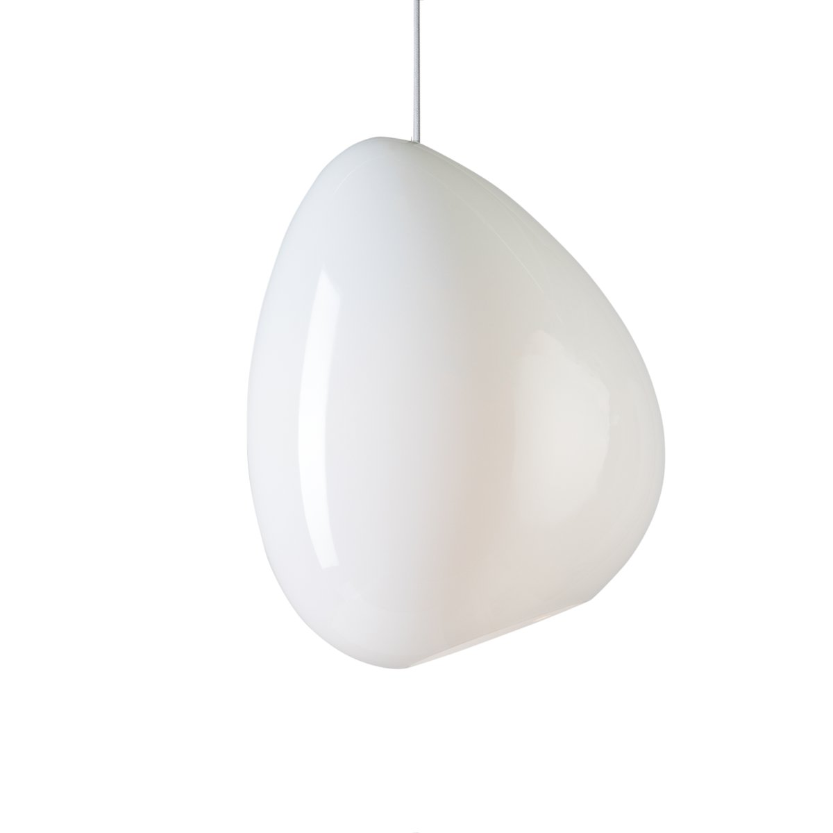 Ocean Ø32 Wit hanglamp Van Belid - De witte glazen kap zorgt voor een mooie lichtverdeling en een warme sfeer in de kamer.
