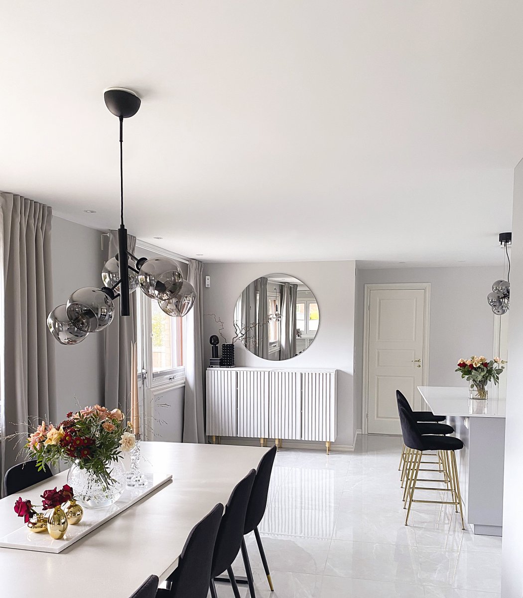 Atom Ø48 Rookkleurig hanglamp Van Aneta Lighting - De vijf glazen koepels van rookglas zorgen voor een mooie lichtspreiding in de ruimte, zonder te verblinden.