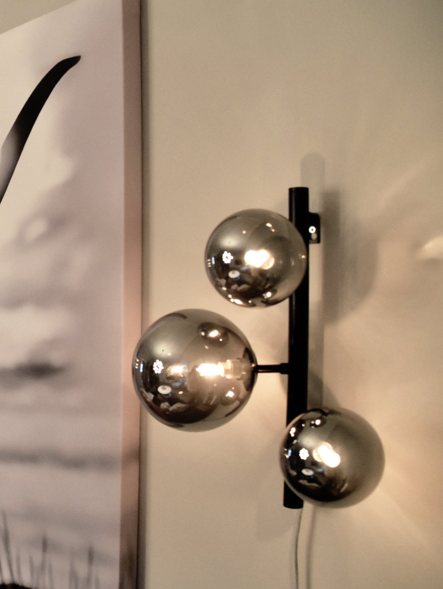 Molekyl 36cm Rookgrijs wandlamp Van Aneta Lighting - De lamp is gemaakt van zwart metaal en heeft kappen van rookglas die een zacht en aangenaam licht verspreiden.