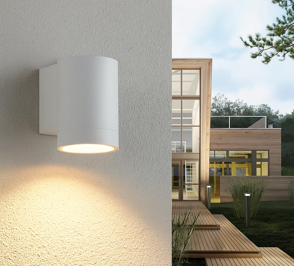 Oden Single Wit buitenlamp Van Lampan - Lampan lyser fint ner p&aring; v&auml;ggen och skapar en h&auml;rlig atmosf&auml;r.