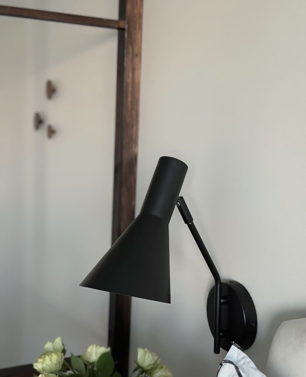 Ceres Zwart leeslamp Van Aneta Lighting - De CERES wandlamp heeft een stijlvol en tijdloos design met rechte en strakke vormen die perfect passen in een Scandinavisch interieur.