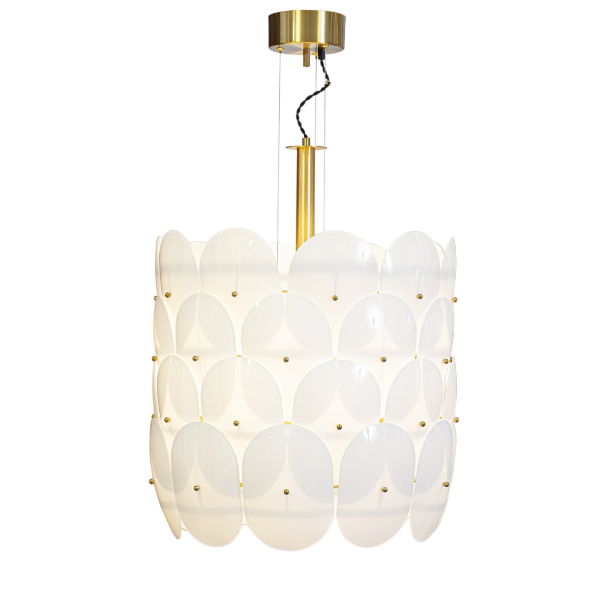 Omlott Ø50 Wit hanglamp Van By Rydéns - Er zit een prachtige hanger omheen gewikkeld en met de messing details voegt het elegantie toe aan de kamer.