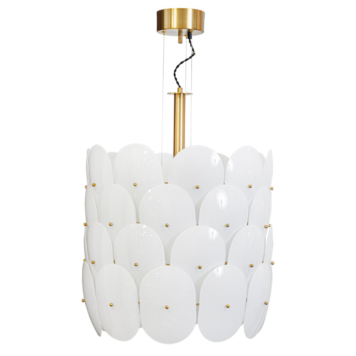 Omlott Ø50 Wit hanglamp Van By Rydéns - Er zit een prachtige hanger omheen gewikkeld en met de messing details voegt het elegantie toe aan de kamer.