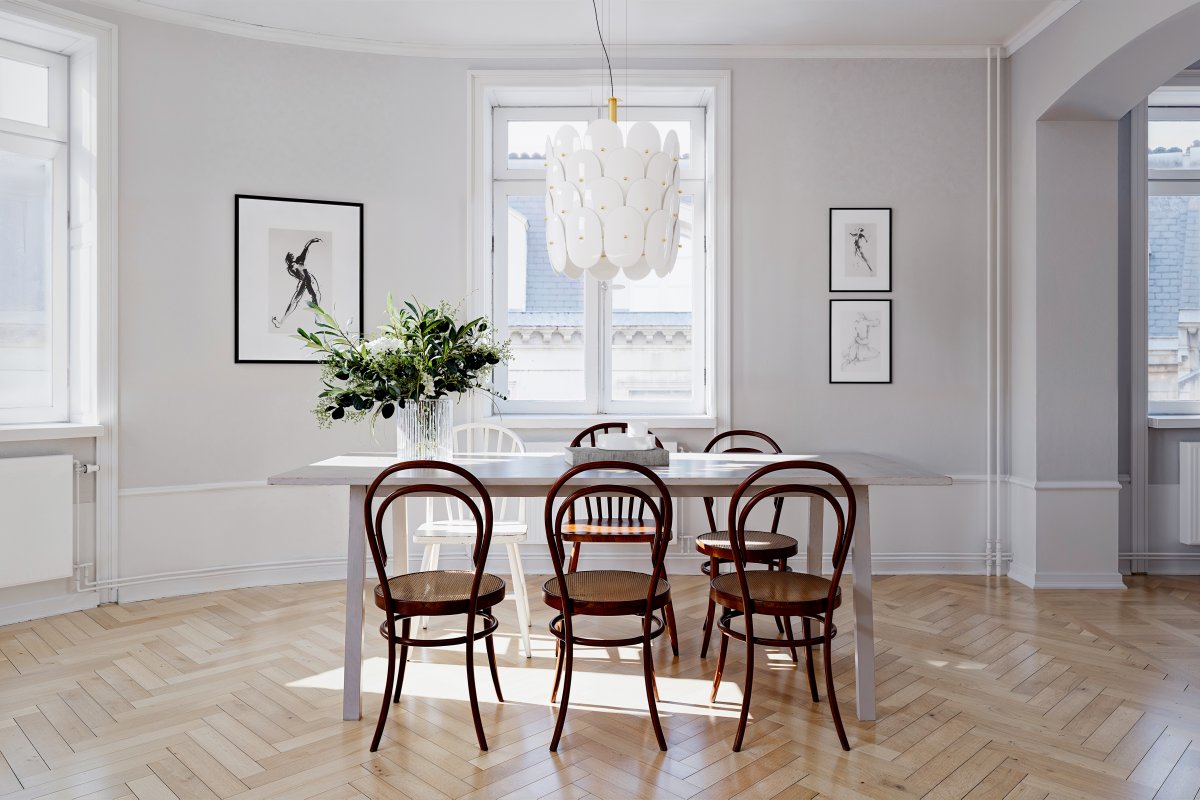 Omlott Ø50 Wit hanglamp Van By Rydéns - Er zit een prachtige hanger omheen gewikkeld en met de messing details voegt het elegantie toe aan de kamer.