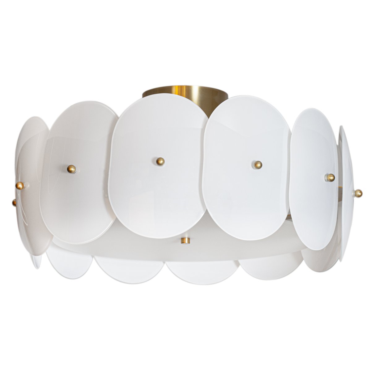 Omlott Ø53 Wit plafondlamp Van By Rydéns - Er is een prachtige plafondlamp omheen gewikkeld en met de messing details voegt het elegantie toe aan de kamer.