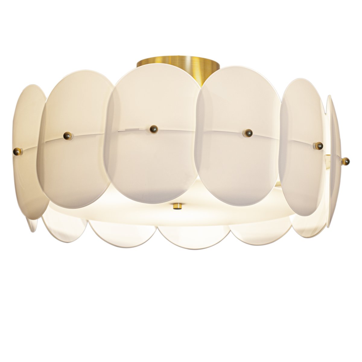 Omlott Ø53 Wit plafondlamp Van By Rydéns - Er is een prachtige plafondlamp omheen gewikkeld en met de messing details voegt het elegantie toe aan de kamer.