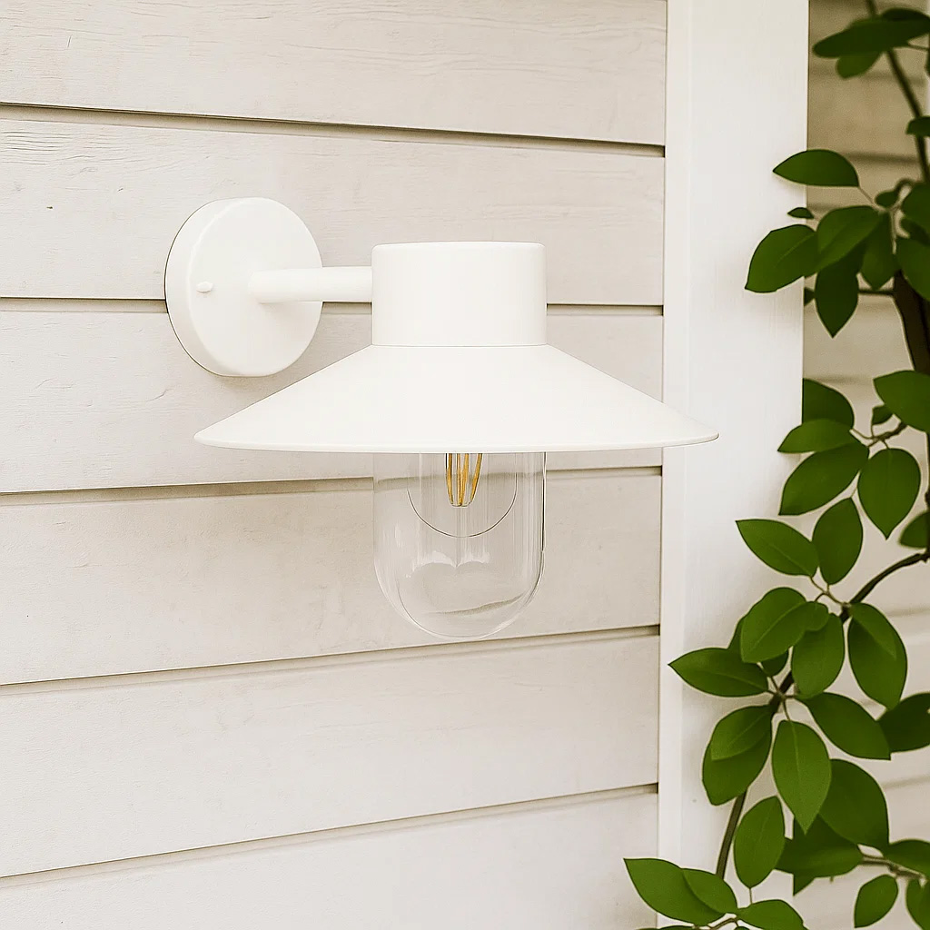 Onsala Wit buitenlamp Van Nordic Lighting - Onsala is een klassieke wandlamp in het wit, gemaakt van aluminium en helder glas.