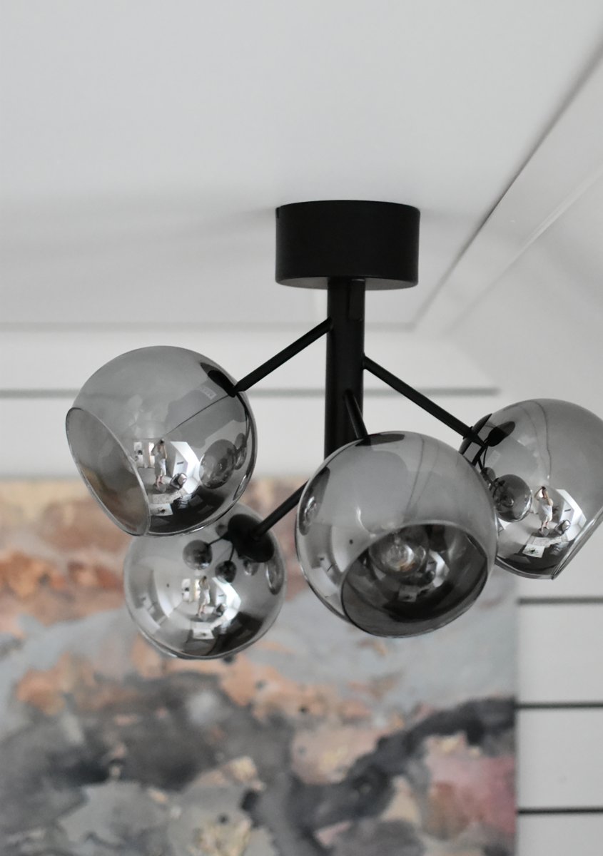 Atom Ø48 Rookgrijs plafondlamp Van Aneta Lighting - De Atom plafondlamp kan ook gecombineerd worden met andere lampen uit de Atom familie.