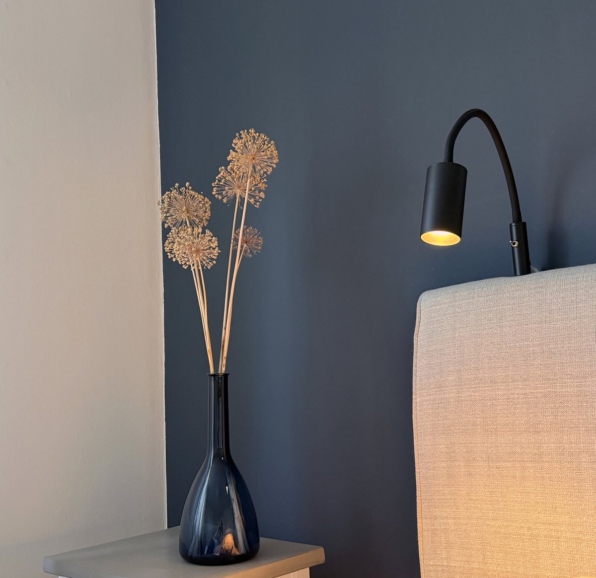 Hugin Flex Zwart leeslamp Van Aneta Lighting - De praktische metalen Hugin-bedlamp is een uitstekende lamp voor eenvoudige montage aan het hoofdeinde.