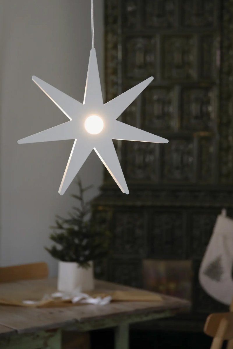 Origo Ø37 Wit Van Markslöjd - De ster wordt geleverd met een 3,5 meter lang wit snoer met stekker en een vervangbare E14-lamp van 1W die een aangename gloed geeft.