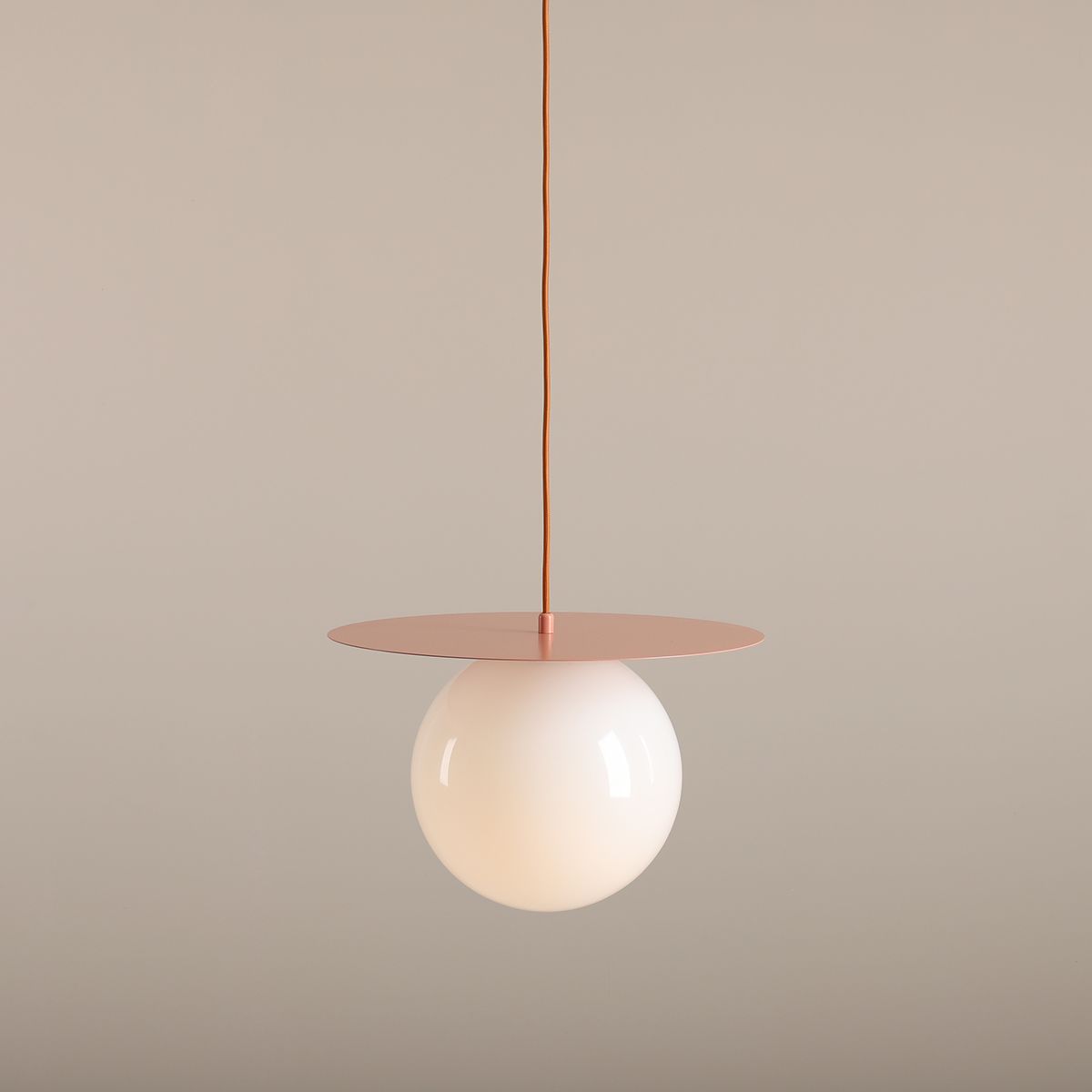 Loop Ø40 Koraal hanglamp Van Artera - Loop is een moderne hanglamp met een retrodesign in een mooie koraalroze kleur.