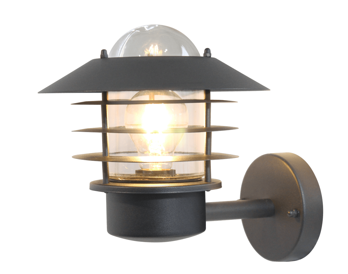 Ystad Zwart buitenlamp Van Nordic Lighting - Het licht verspreidt zich aangenaam door het glas en cre&euml;ert een gastvrije sfeer bij de entree, aan de gevel of langs de huismuur.