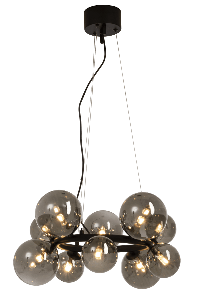 Molekyl Ø50 Rookgrijs hanglamp Van Aneta Lighting - Met zijn rookglazen kappen die als moleculen rond een zwart metalen frame zweven, verspreidt hij een zacht en aangenaam licht in de kamer.