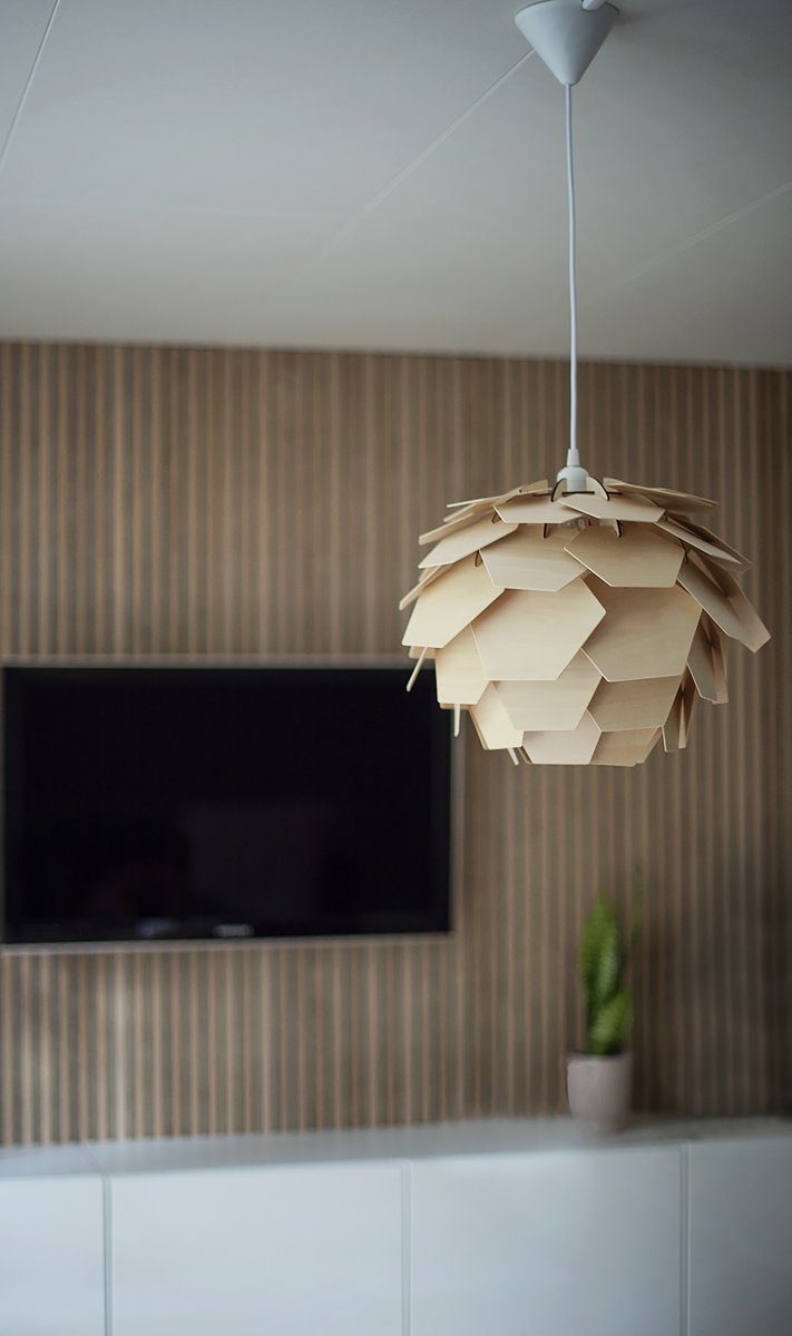 Carpatica Ø40 Natuur hanglamp Van Aneta Lighting - De plafondkap is gemaakt van wit kunststof en geschikt voor haakophanging.