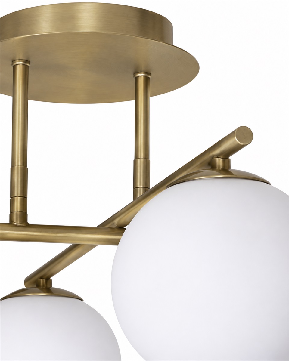 Globi 4 Ø65 Geborsteld messing/wit plafondlamp Van Nordic Lighting - Globi 4 is een elegante plafondlamp die een stijlvolle uitstraling en een zacht, aangenaam licht geeft.