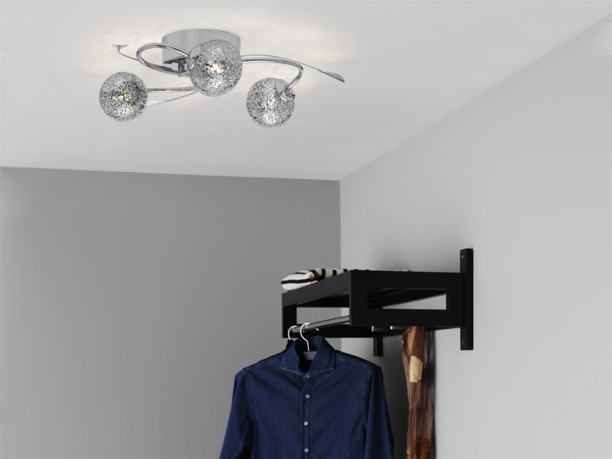 Etsy Ø46 Chroom plafondlamp Van Cottex - De drie ronde kappen van opengewerkt metaal creëren een prachtig lichtpatroon wanneer de lamp brandt en vormen een blikvanger in de kamer.