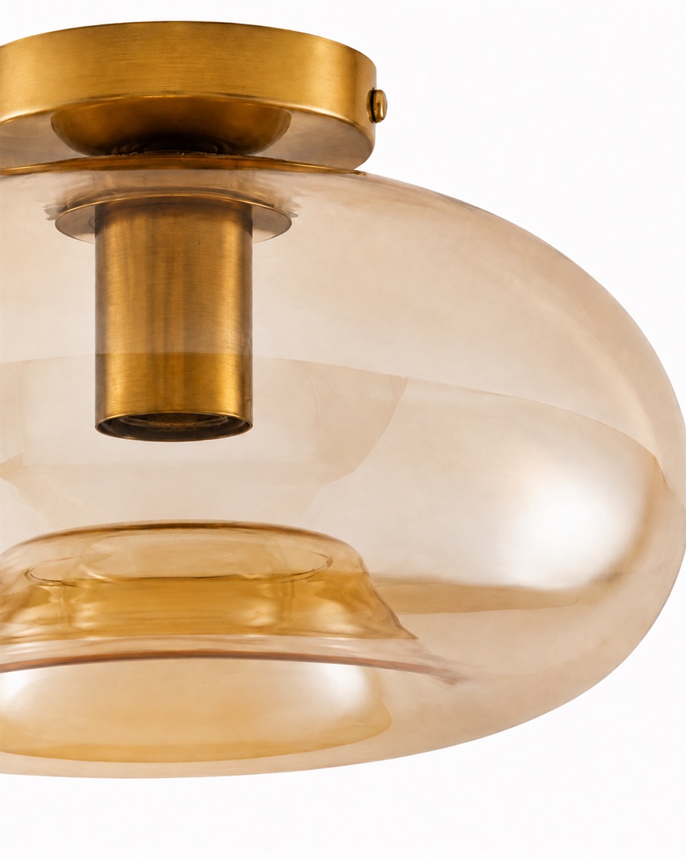 Munc Ø28 Amber plafondlamp Van Lampan - Munc is een elegante plafondlamp die glas en metaal combineert in een zacht en stijlvol ontwerp.
