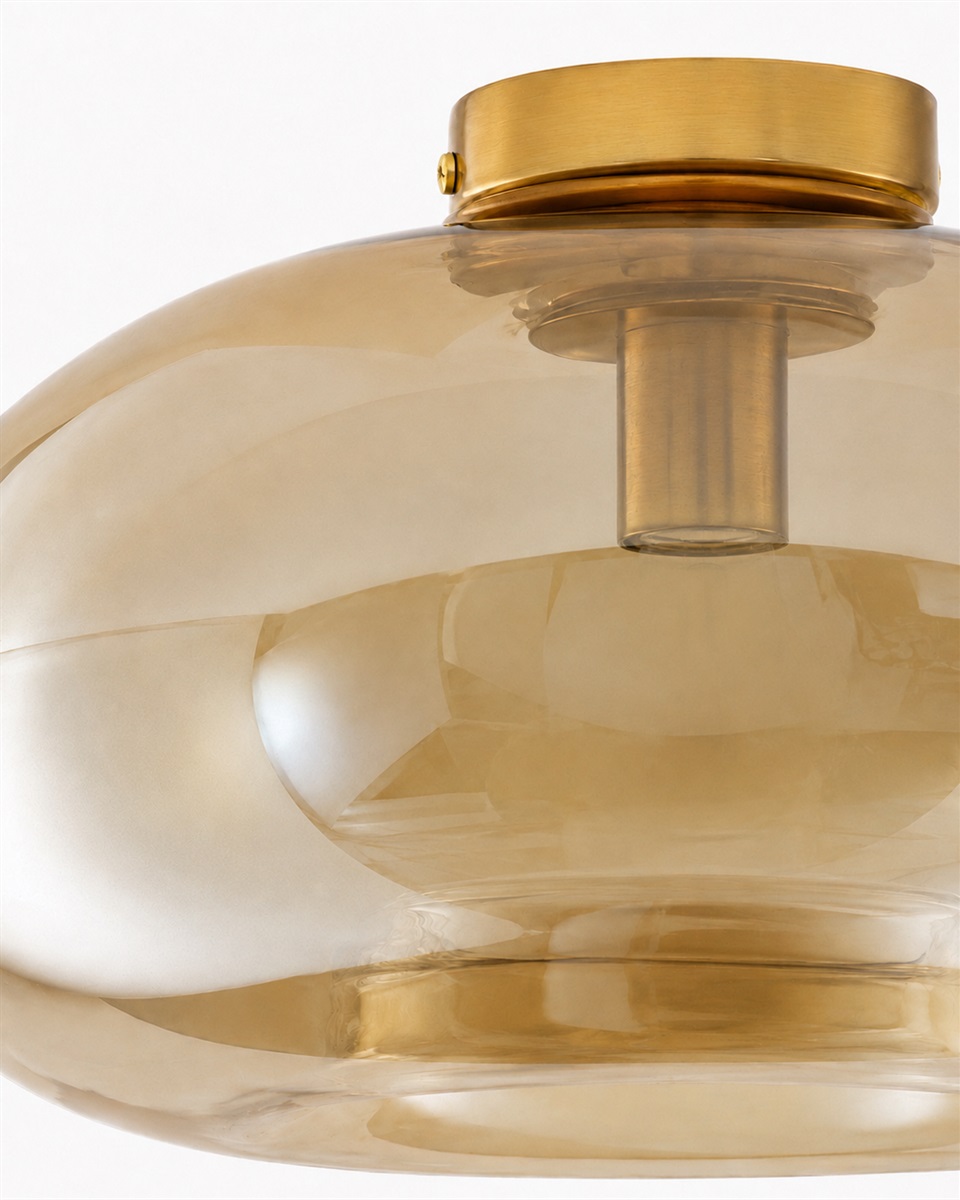 Munc Ø40 Amber plafondlamp Van Lampan - Munc is een elegante plafondlamp die glas en metaal combineert in een zacht en stijlvol ontwerp.
