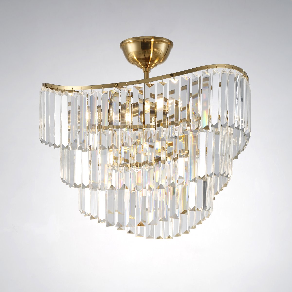 Ascot Ø46 Messing/transparant kristal Van Lampan - Dankzij de geringe hoogte is de Ascot ideaal voor ruimtes met een laag plafond, waar hij fungeert als decoratieve blikvanger en tegelijkertijd een sfeervol en uitnodigend licht verspreidt.