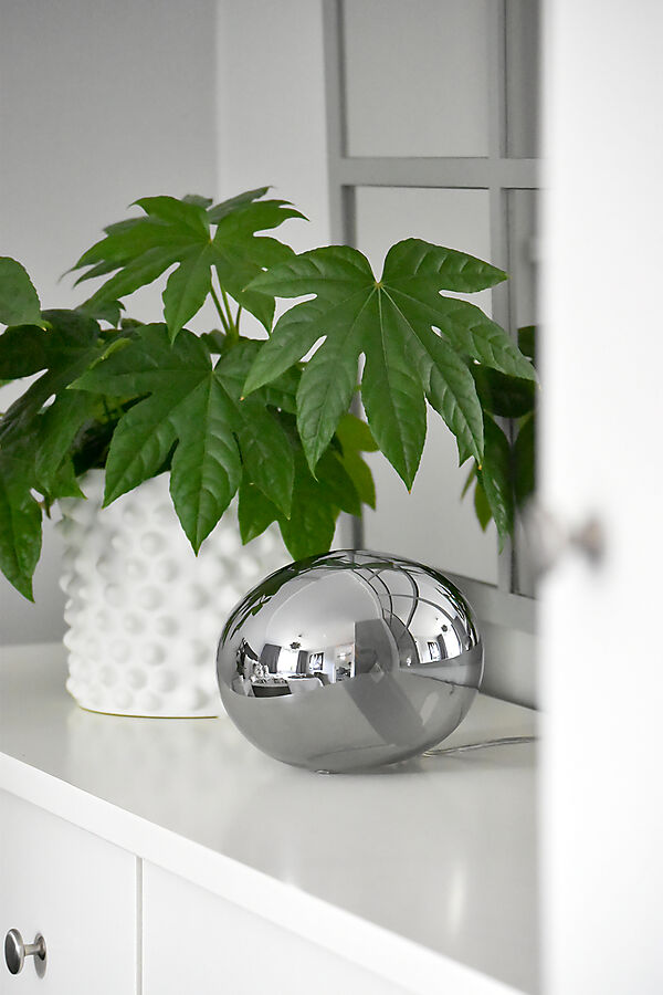 Globus 14cm Rookkleurig tafellamp Van Aneta Lighting - Globus tafellamp van gerookt glas met een lichtbron in de glazen bol die zorgt voor een decoratief en comfortabel licht.