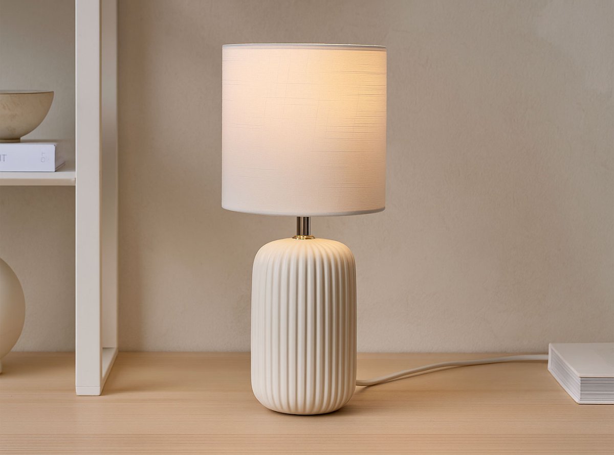 Palizzo 33cm Wit tafellamp Van Nordic Lighting - Wordt geleverd met een wit kunststof snoer van 1,8 m met schakelaar en stekker.