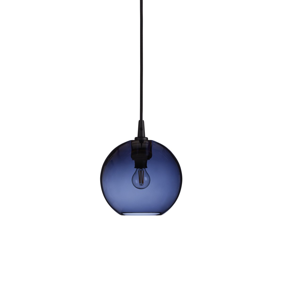 Gloria Ø20 Blauw/zwart hanglamp Van Belid - Gloria is een verfijnde plafondlamp met een kap van gerookt, helder mondgeblazen glas en een zwart metalen frame.
