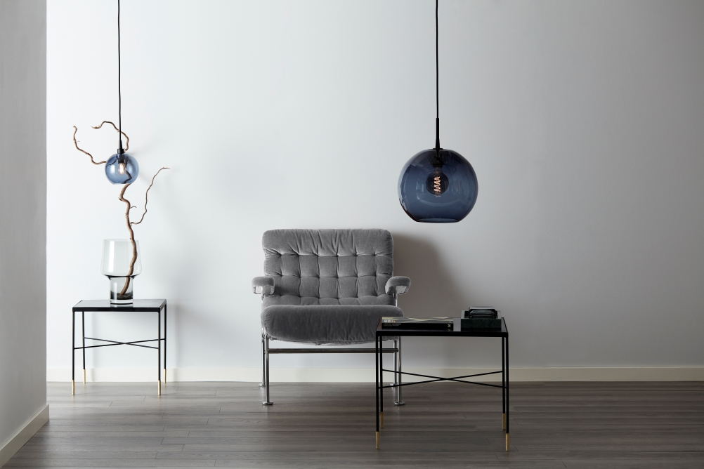 Gloria Ø26 Blauw/zwart hanglamp Van Belid - Gloria is een verfijnde plafondlamp met een kap van gerookt, mondgeblazen glas en een frame van messing of zwart geverfd metaal.