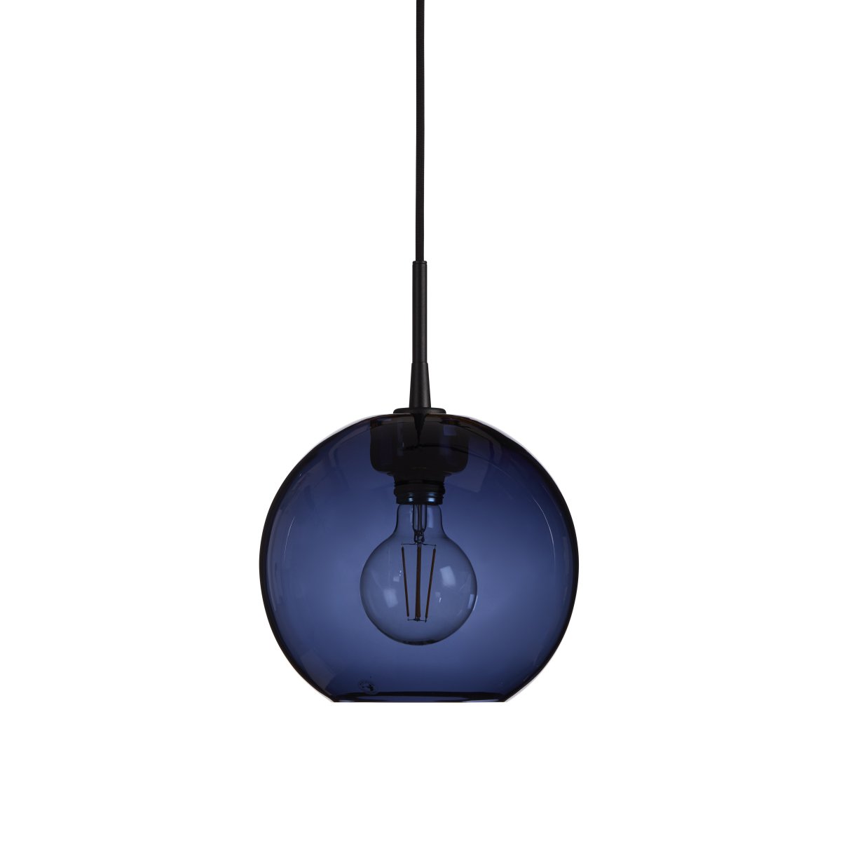 Gloria Ø26 Blauw/zwart hanglamp Van Belid - Gloria is een verfijnde plafondlamp met een kap van gerookt, mondgeblazen glas en een frame van messing of zwart geverfd metaal.