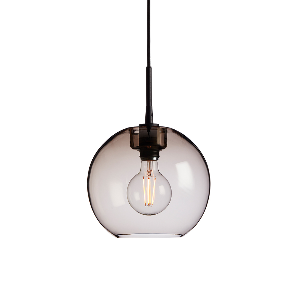 Gloria Ø26 Rook/zwart hanglamp Van Belid - Gloria is een verfijnde plafondlamp met een kap van gerookt, mondgeblazen glas en een frame van messing of zwart geverfd metaal.