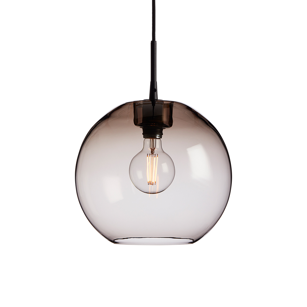 Gloria Ø32 Rook/zwart hanglamp Van Belid - Gloria is een verfijnde plafondlamp met een kap van gerookt, mondgeblazen glas en een frame van messing of zwart geverfd metaal.