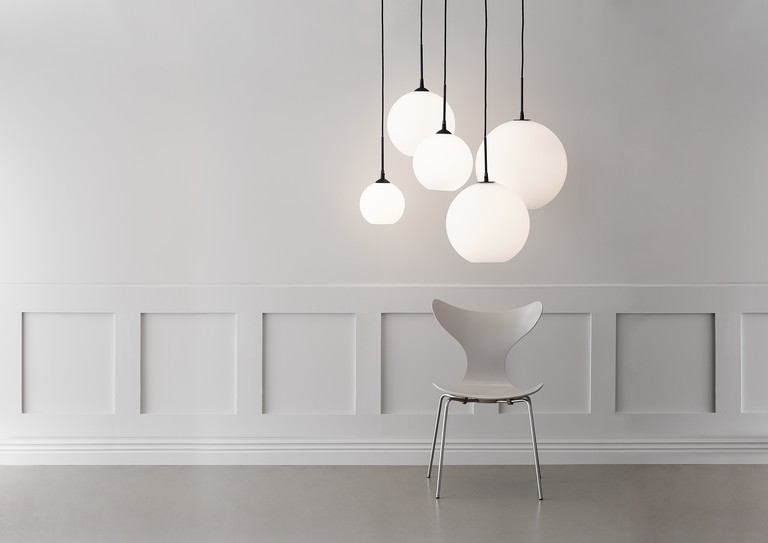 Capo Ø25 Wit hanglamp Van Belid - Een elegante en stijlvolle lamp die een gelijkmatig en sfeervol licht in de kamer verspreidt.