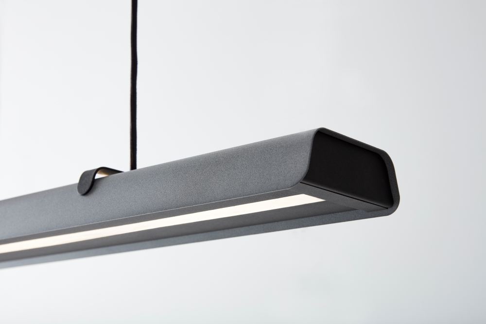 Fold Office 116cm Zwarte textuur hanglamp Van Belid - Elke lamp is een meesterwerk van Zweeds design, met gegoten fittingen en gestempelde details die het solide vakmanschap benadrukken en laten zien hoe metaal licht kan omarmen.