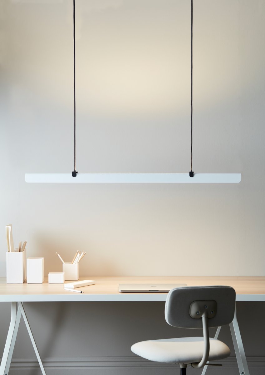 Fold Office 116cm Witte structuur hanglamp Van Belid - Elke lamp is een meesterwerk van Zweeds design, met gegoten fittingen en gestempelde details die het solide vakmanschap benadrukken en laten zien hoe metaal licht kan omarmen.
